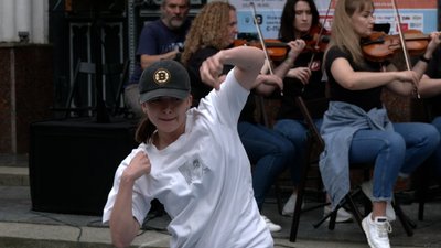 Хіп-хоп під класику: рівненська філармонія і вуличні танцюристи влаштували експеримент Хіп-хоп під класику: рівненська філармонія і вуличні танцюристи влаштували експеримент