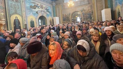 Під час богослужіння у Свято-Миколаївському соборі ПЦУ в Кременці на Тернопільщині Під час богослужіння у Свято-Миколаївському соборі ПЦУ в Кременці на Тернопільщині