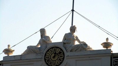 Замість скотчу: скульптури на будівлі Одеської мерії почали реставрувати Замість скотчу: скульптури на будівлі Одеської мерії почали реставрувати