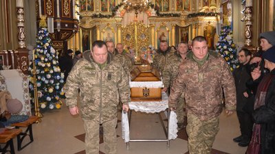 Прощання з воїном у місцевому храмі Прощання з воїном у місцевому храмі