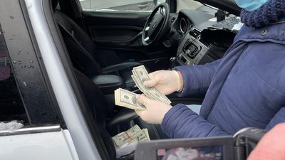 Представника одного зі столичних забудовників затримали під час спроби дати хабаря