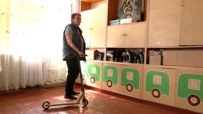 Переселенці живуть у колишній школі Переселенці живуть у колишній школі