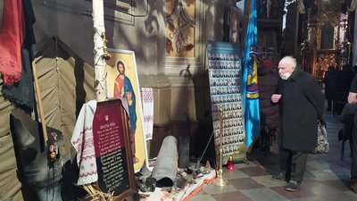 На Личаківському кладовищі у Львові вшанували пам'ять загиблих захисників України На Личаківському кладовищі у Львові вшанували пам'ять загиблих захисників України