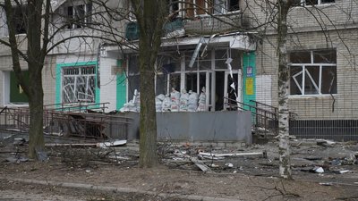 "Здавалось, будинок підстрибнув і загойдався". Очевидці розповіли про влучання безпілотника у п'ятиповерхівку у Сумах "Здавалось, будинок підстрибнув і загойдався". Очевидці розповіли про влучання безпілотника у п'ятиповерхівку у Сумах