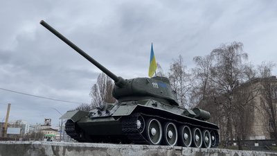 У Києві прибрали міста-герої Білорусі та Росії зі стели на Шулявці У Києві прибрали міста-герої Білорусі та Росії зі стели на Шулявці