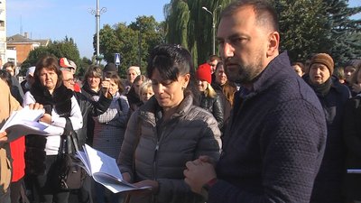 Акція під міськрадою: батьки на Волині вимагають відновити очне навчання Акція під міськрадою: батьки на Волині вимагають відновити очне навчання