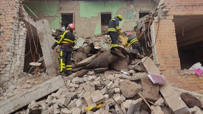 Рятувальники розбирають завали Рятувальники розбирають завали