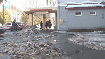 Винні у травмуванні людини через нерозчищену ділянку дороги, можуть нести відповідальність. Фото: Суспільне. Поділля. Винні у травмуванні людини через нерозчищену ділянку дороги, можуть нести відповідальність. Фото: Суспільне. Поділля.