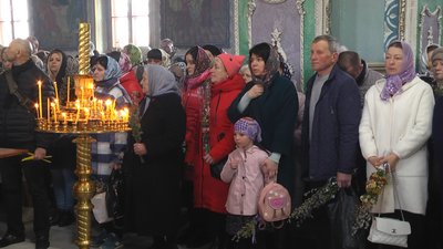 Сотні вірян зібрались на святкове богослужіння у Свято-Покровському соборі. Сотні вірян зібрались на святкове богослужіння у Свято-Покровському соборі.
