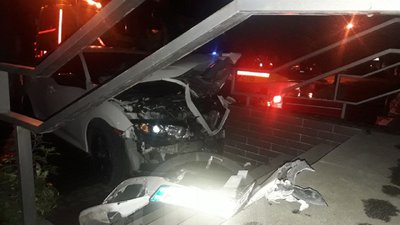 У середмісті Франківська автомобіль Honda пошкодив сходову клітку будівлі У середмісті Франківська автомобіль Honda пошкодив сходову клітку будівлі