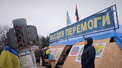 Жителі Харкова відзначили День Соборності навпроти пошкодженої обстрілами будівлі ОДА Жителі Харкова відзначили День Соборності навпроти пошкодженої обстрілами будівлі ОДА