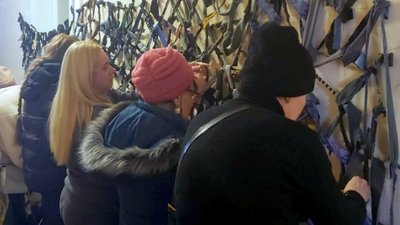 «Гобелени війни». У музеї на Львівщині «з нуля» плетуть маскувальні сітки – фоторепортаж «Гобелени війни». У музеї на Львівщині «з нуля» плетуть маскувальні сітки – фоторепортаж