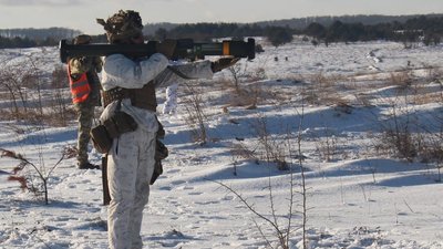Бійці волинської бригади вчилися використовувати американські протибункерні гранатомети Бійці волинської бригади вчилися використовувати американські протибункерні гранатомети