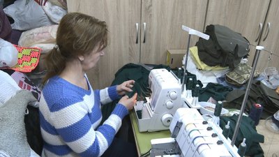 "В’яжемо і в’яжемо": у черкаському комітеті волонтерять містяни й переселенці "В’яжемо і в’яжемо": у черкаському комітеті волонтерять містяни й переселенці