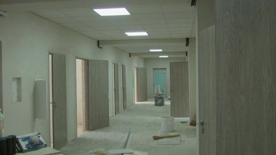У приміщенні колишньої поліклініки зараз роблять ремонт для поселення вимушених переселенців У приміщенні колишньої поліклініки зараз роблять ремонт для поселення вимушених переселенців