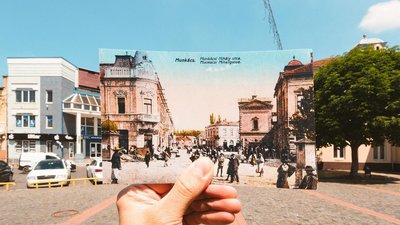 Вулиця Грушевського у центрі Мукачева. А так вона виглядає на фотографії 1916-го року.