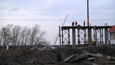 На Житомирщині на чверть завершили будівництво мосту через залізницю на трасі Житомир-Чернівці На Житомирщині на чверть завершили будівництво мосту через залізницю на трасі Житомир-Чернівці