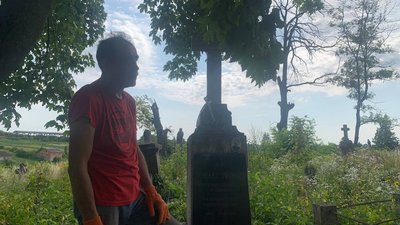 На Тернопільщині жителі зробили толоку на польському кладовищі На Тернопільщині жителі зробили толоку на польському кладовищі