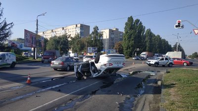 У Полтаві через аварію перекинулося авто: є травмований У Полтаві через аварію перекинулося авто: є травмований