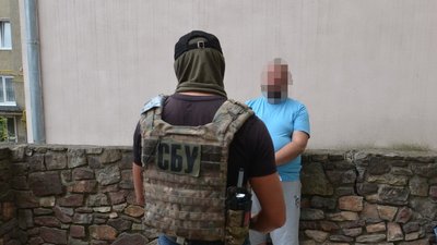 На Прикарпатті впіймали чоловіка, який збував зброю