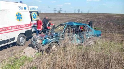 Біля селища на Харківщині зіштовхнулися два легковики: семеро людей травмувалися Біля селища на Харківщині зіштовхнулися два легковики: семеро людей травмувалися