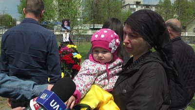 У Житомирі попрощалися з військовим 13 окремого десантно-штурмового батальйону Дмитром Надолинським У Житомирі попрощалися з військовим 13 окремого десантно-штурмового батальйону Дмитром Надолинським