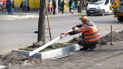 У Житомирі на вулиці Покровській комунальники розпочали ремонт тротуарів У Житомирі на вулиці Покровській комунальники розпочали ремонт тротуарів