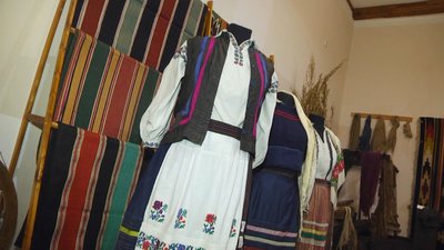 На фото вишитий одяг, який представлений у музеї державного історико-культурного заповідника "Межибіж".
