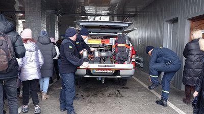 Сумські рятувальники влаштували екскурсію для дітей Сумські рятувальники влаштували екскурсію для дітей