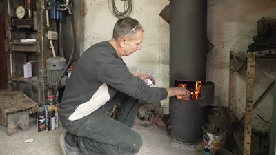 Мініатюрну техніку зі старих швейних машинок виготовляє майстер з Рівненщини Євгеній Сак Мініатюрну техніку зі старих швейних машинок виготовляє майстер з Рівненщини Євгеній Сак