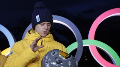 Владислав Гераскевич тримає "шолом пам'яті" на спеціальній пресконференції у Кортіні