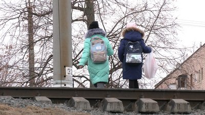У Рівному діти щодня перебігають колії, щоб потрапити до школи. Як реагує влада У Рівному діти щодня перебігають колії, щоб потрапити до школи. Як реагує влада