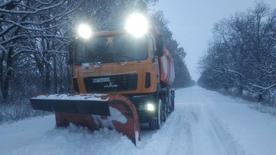 Мокрий сніг та ожеледиця. На Миколаївщині ліквідовують наслідки негоди Мокрий сніг та ожеледиця. На Миколаївщині ліквідовують наслідки негоди