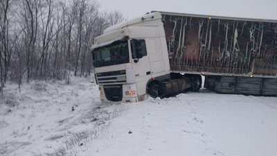 На Запоріжжі рятувальники витягли автомобіль з кювету