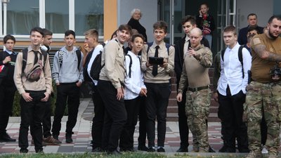Військові навчали дітей управляти дронами Військові навчали дітей управляти дронами
