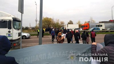 На під'їзді до Рівного зібрались противники "карантину вихідного дня"