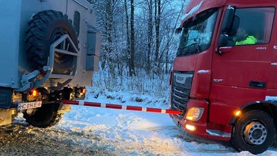 Вантажівка з причепом перекрила проїжджу частину дороги