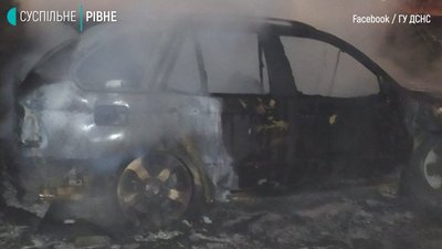 У Рівному на "Щасливому" згоріло "БМВ Х5"