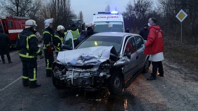 Зіткнення легковиків на Дніпропетровщині: одна людина загинула, троє в лікарні