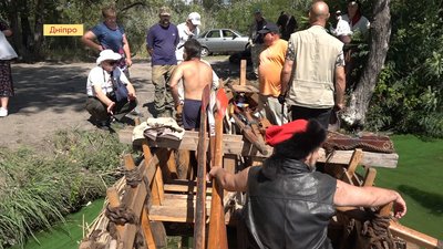 У Дніпрі козаки Старосамарської сотні власноруч створили аутентичний козацький струг У Дніпрі козаки Старосамарської сотні власноруч створили аутентичний козацький струг