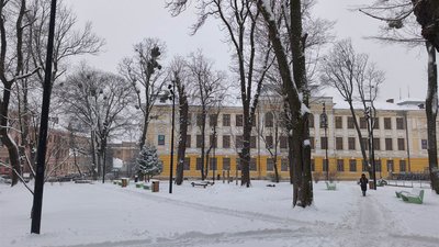 Засніжений сквер у Чернівцях 