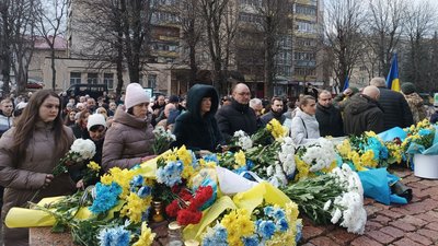 Люди поклали квіти до пам'ятника Героям Небесної сотні у Хмельницькому Люди поклали квіти до пам'ятника Героям Небесної сотні у Хмельницькому
