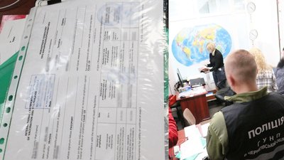 У Чернігові викрили мережу продажу COVID-сертифікатів невакцинованим У Чернігові викрили мережу продажу COVID-сертифікатів невакцинованим