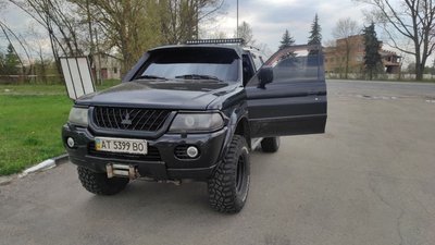 Прикарпатець Віктор Доскоч доставляє військовим на фронт мікроавтобуси та пікапи