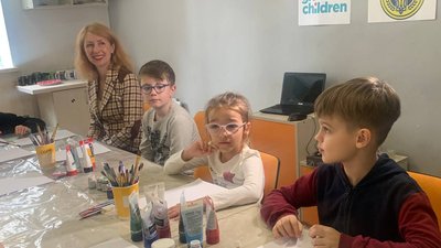 Просвітяни з Тернополя організували для дітей майстер клас із розпису платівок Просвітяни з Тернополя організували для дітей майстер клас із розпису платівок