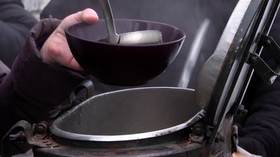 На Житомирщині онкохвора волонтерка Людмила Якубовська годує обідами нужденних людей На Житомирщині онкохвора волонтерка Людмила Якубовська годує обідами нужденних людей