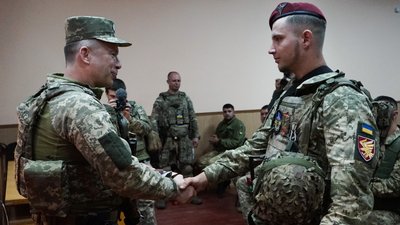 Командувач Сухопутних військ ЗСУ нагородив воїнів житомирської 95 бригади Командувач Сухопутних військ ЗСУ нагородив воїнів житомирської 95 бригади