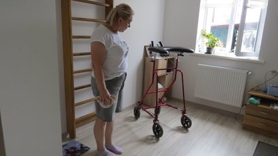 Ветерану війни на Волині передали крісло колісне від волонтерів Ветерану війни на Волині передали крісло колісне від волонтерів