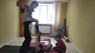 В Житомирі для дітей з аутизмом проводять заняття з акробатичної йоги В Житомирі для дітей з аутизмом проводять заняття з акробатичної йоги