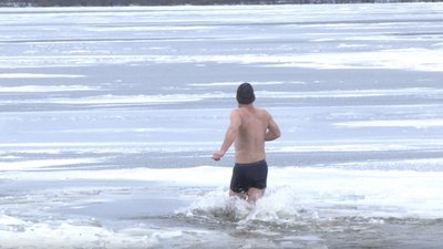 Як дніпряни пірнали на Водохреще
